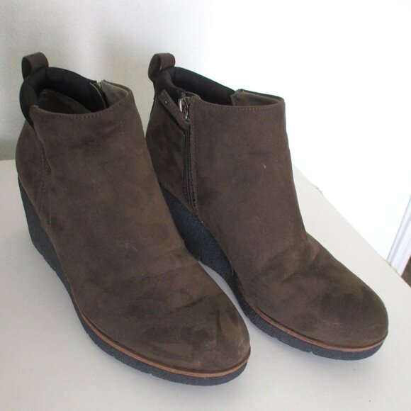 Dr. Scholl's "Berklie" Womens Taupe Faux Suede 2.5" Rubber Wedge Ankle Boot- 10M - Picture 2 of 9